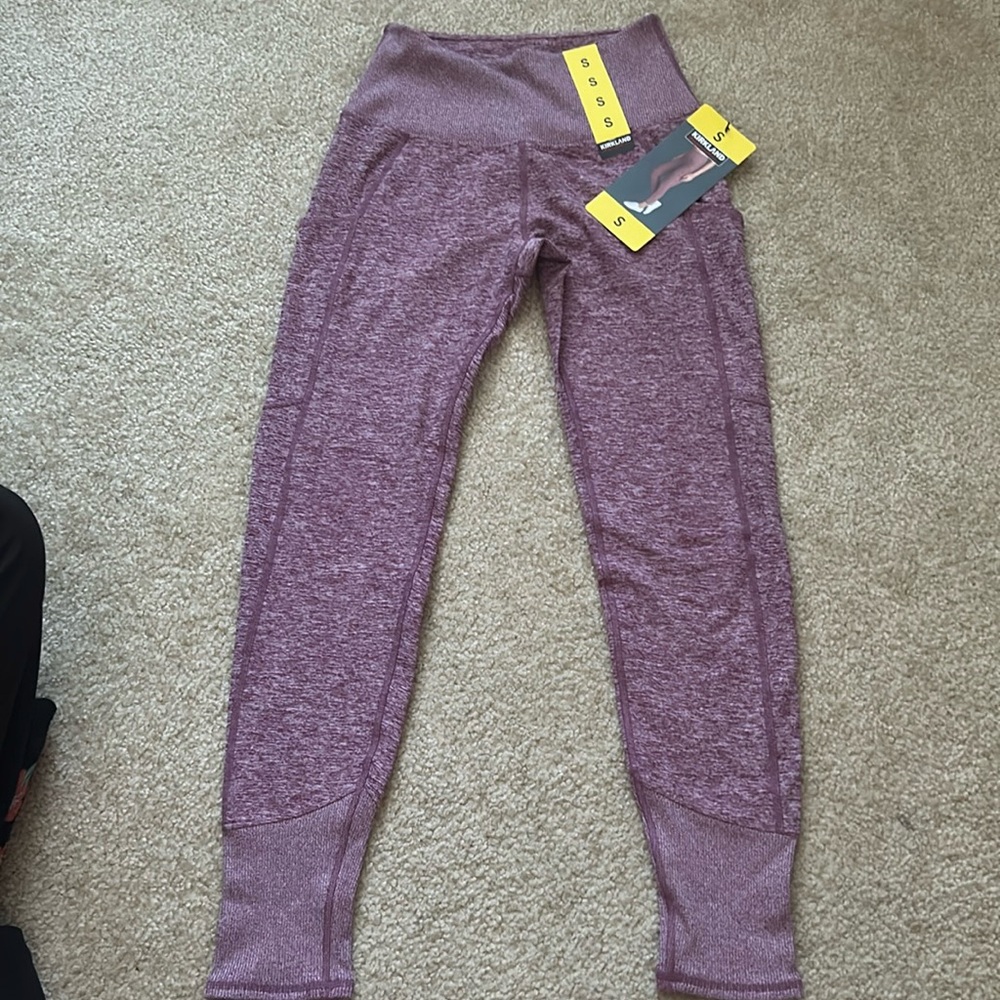 NWT women’s brushed Leggings Size S with two side pockets